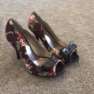 Size 7.5 floral bow heels worn twice