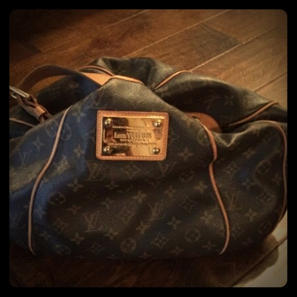 Want Last Long.. Louis Vuitton Purse authentic