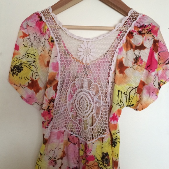 Beautiful top - Picture 3 of 4