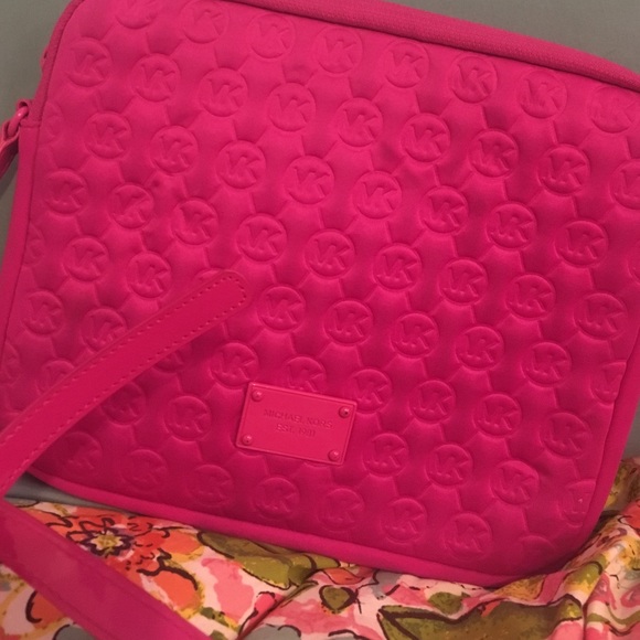 Pink Michael Kors iPad case - Picture 1 of 3