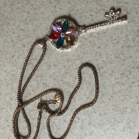 Betsey Johnson necklace - Picture 2 of 2