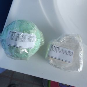 2 LUSH bath bombs bundle!