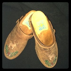 ❌❌SOLD!!!❌❌ Clogs Hand painted Christmas SZ 38 EUC