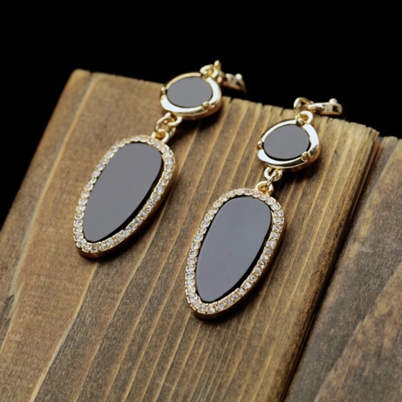 🆕 Dangle Drop Earrings. Jewelry - Picture 3 of 4