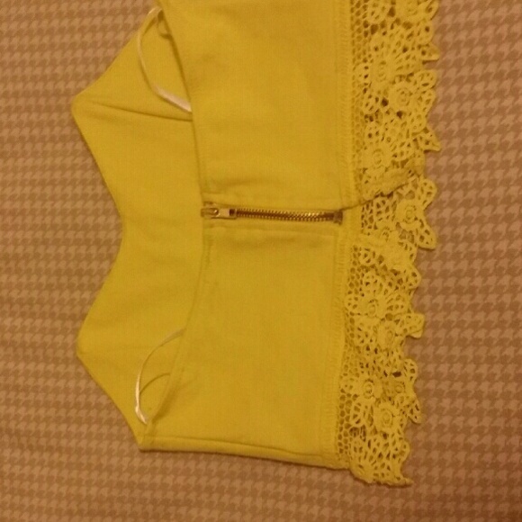 Crop top - Picture 2 of 3