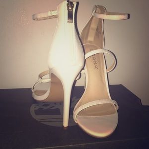 Liliana all white Heels size 7.5 |. 4.5 heel