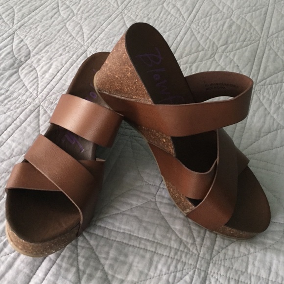Blowfish Malibu brown "leather" wedge sandals W9.