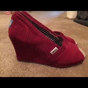 Red corduroy wedge Tom's