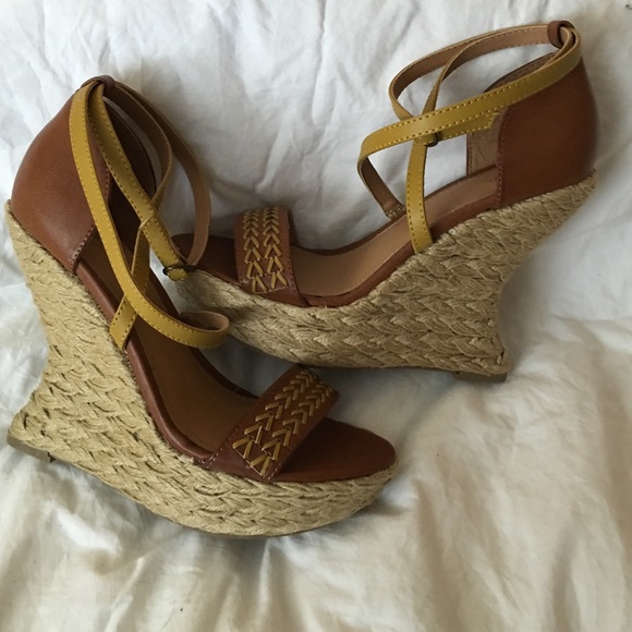 Super Unique wedge sandal! - Picture 2 of 4