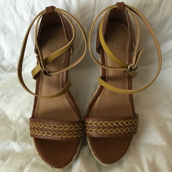 Super Unique wedge sandal! - Picture 3 of 4