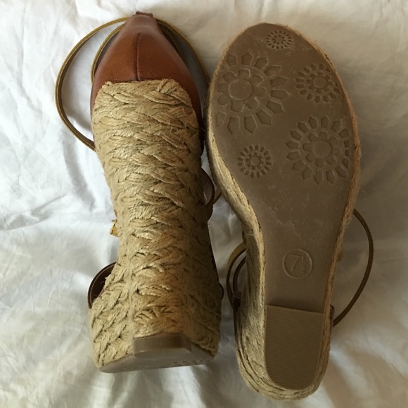 Super Unique wedge sandal! - Picture 4 of 4