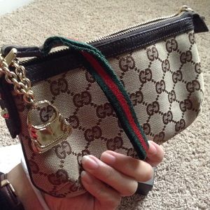 🚫SOLD🚫Gucci signature wristlet original receipt