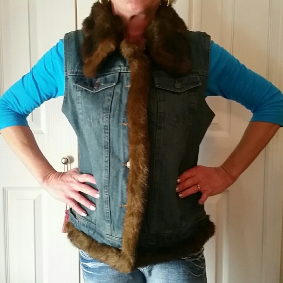 Very stylish Faux Fur Bleu Jean Vest  BNWOT - Picture 2 of 3