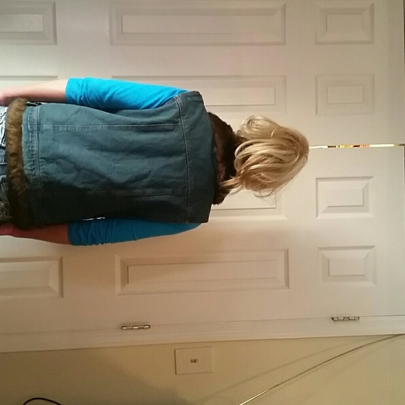 Very stylish Faux Fur Bleu Jean Vest  BNWOT - Picture 3 of 3