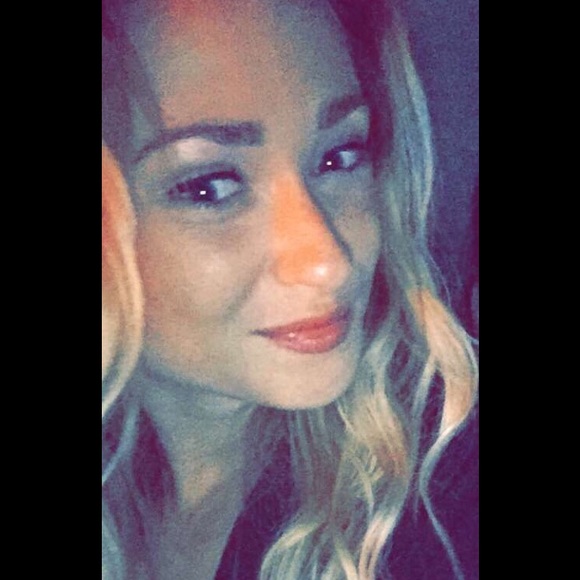 Meet your Posher, Alyssa - Picture 4 of 4