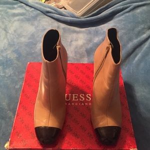 ◼️black and tan Guess ankle booties◼️