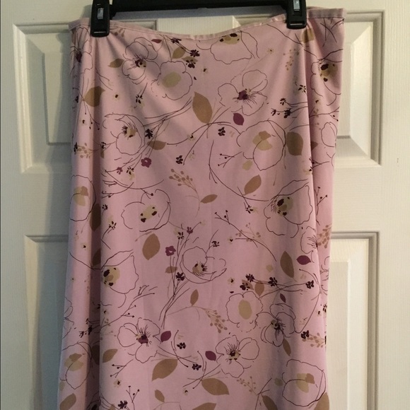 🌺🌺FLORAL SKIRT WITH DARLING HIGH LOW FRONT🌺🌺 - Picture 2 of 2