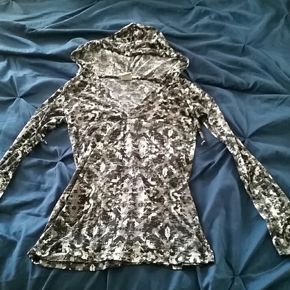 Long sleeve hooded camo tee.