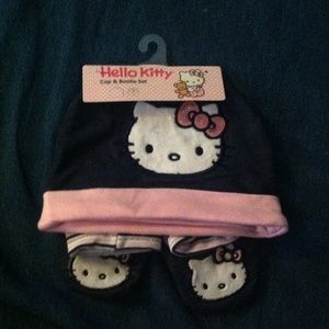 ✨SOLD✨ Hello Kitty cap and bootie set for baby