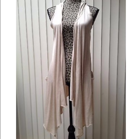 Romeo & Juliet Couture Sweaters - 🎉HP 2/13🎉 Sleeveless Hooded Flyaway Cardigan