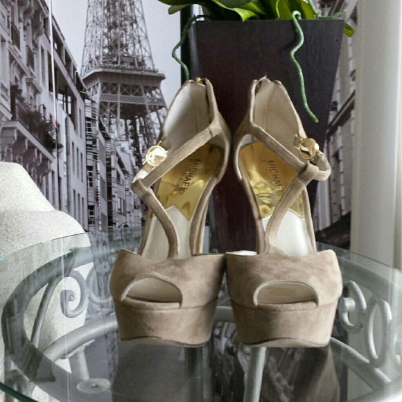 Beautiful Michael Kors suede heels - Picture 2 of 4
