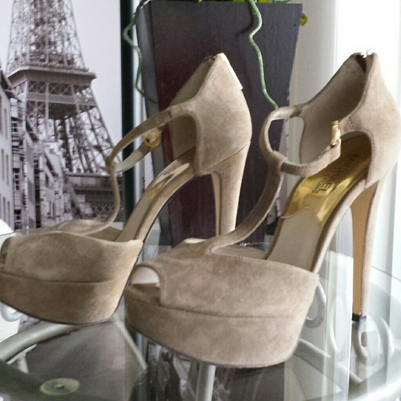 Beautiful Michael Kors suede heels - Picture 3 of 4