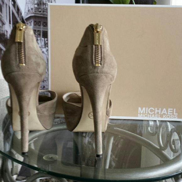 Beautiful Michael Kors suede heels - Picture 4 of 4