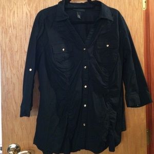 3/4 sleeve gold button up black top.