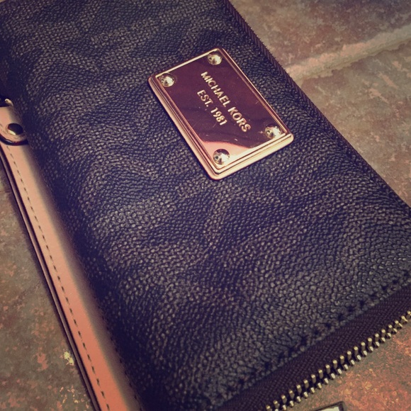 Michael Kors iPhone wristlet wallet