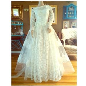 ❌❌SOLD!!❌❌Gorgeous Lace Vintage Wedding Dress