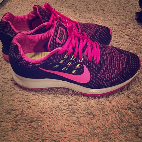 Multicolor Nike zoom structure 18