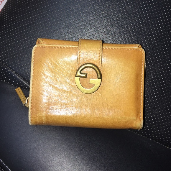 40$ on P 100% authentic Gucci wallet