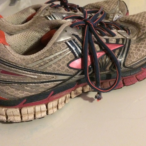 Brooks - Picture 3 of 3