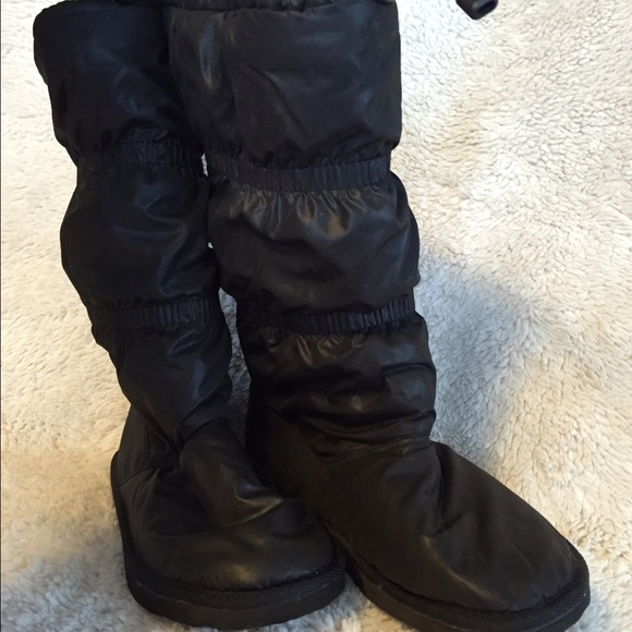 Black boots for looks! $7. Size 9.