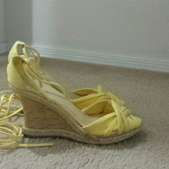 Yellow wedge heel shoe