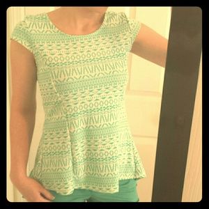 💚 Aztec Pattern Top With Unique Flowy Back 💚