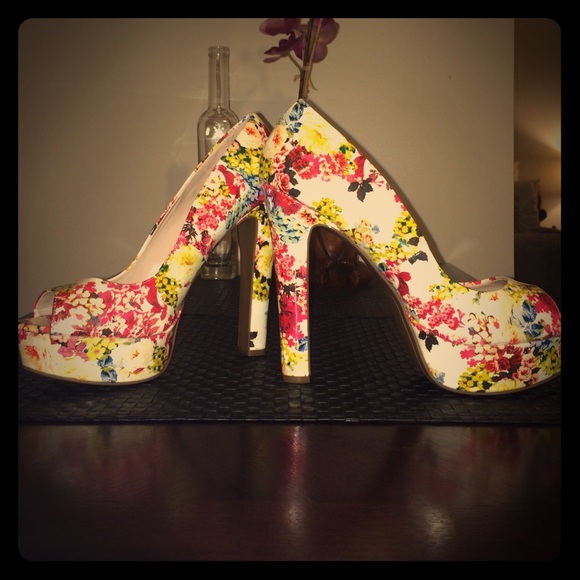 Nine West floral print pumps 🌺🌹🌸🌻🌷