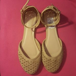 NWT - Adorable Tan Sandals