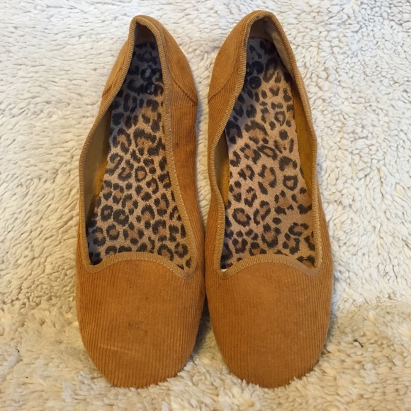 SO gold flats, good condition, $7! Size 10M!