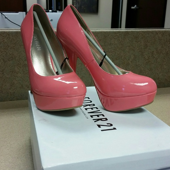 Forever21 Faux Patent Platform - Picture 3 of 4