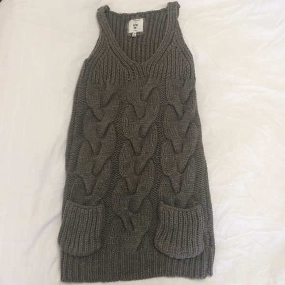 I LOVE H81 sleeveless sweater