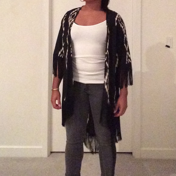 Black Fringe Aztec Patterned Shawl - Size M - Picture 2 of 4