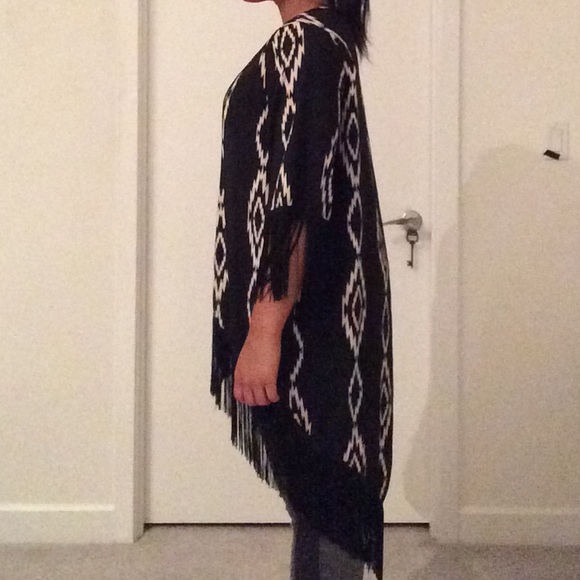 Black Fringe Aztec Patterned Shawl - Size M - Picture 3 of 4
