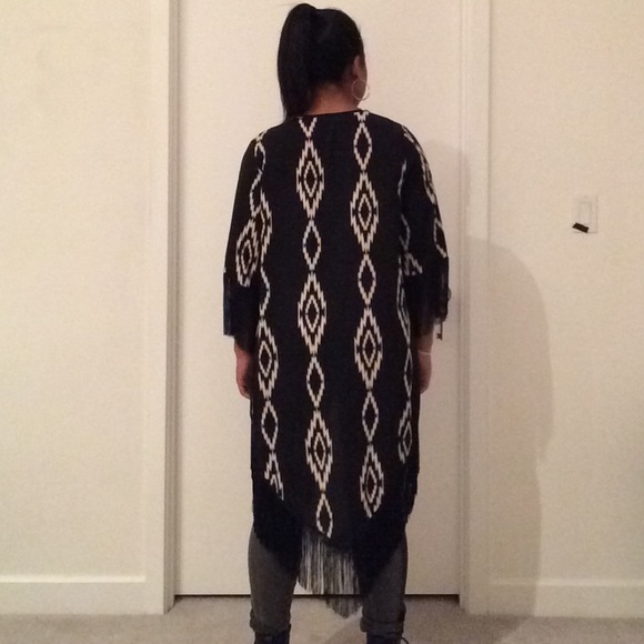 Black Fringe Aztec Patterned Shawl - Size M - Picture 4 of 4