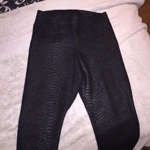 Snakeskin leggings (black)