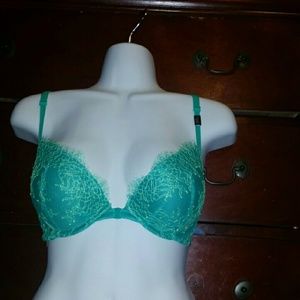 Victoria's secret pigeonnant push up bra 32D