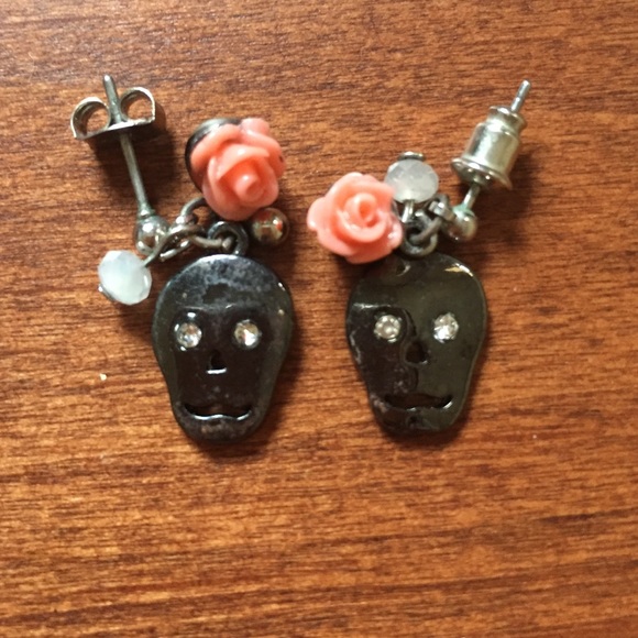 Skull & rose earrings
