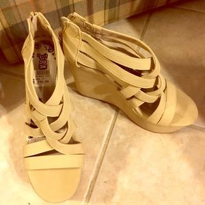 Nude wedges
