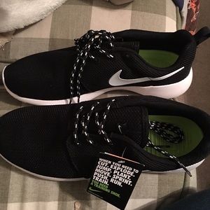 Nike tennis shoe size 10.