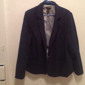 Plus size navy blazer.